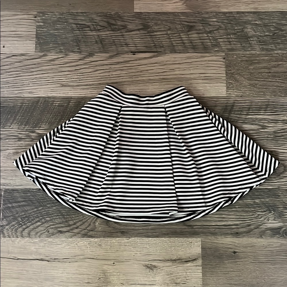 Forever 21 Black and White Skater Mini Skirt‎ XS